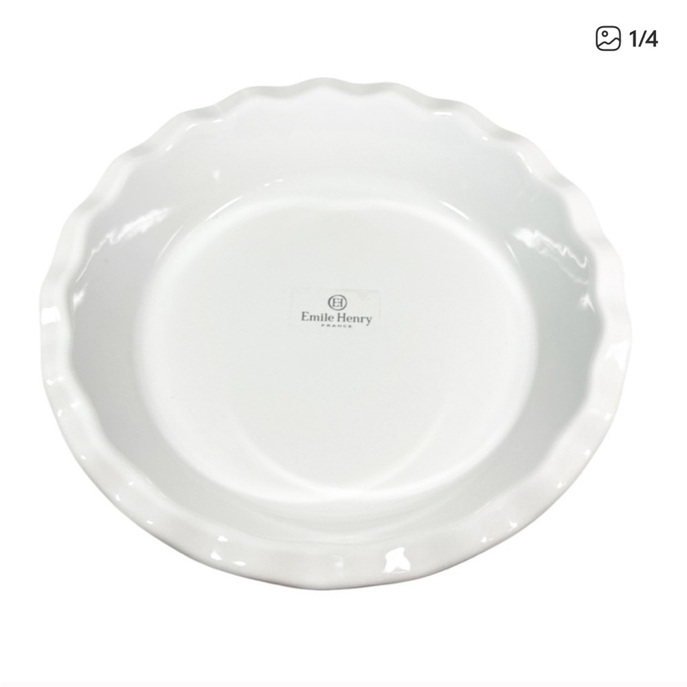 Emily Henry 9” pie plate NWT